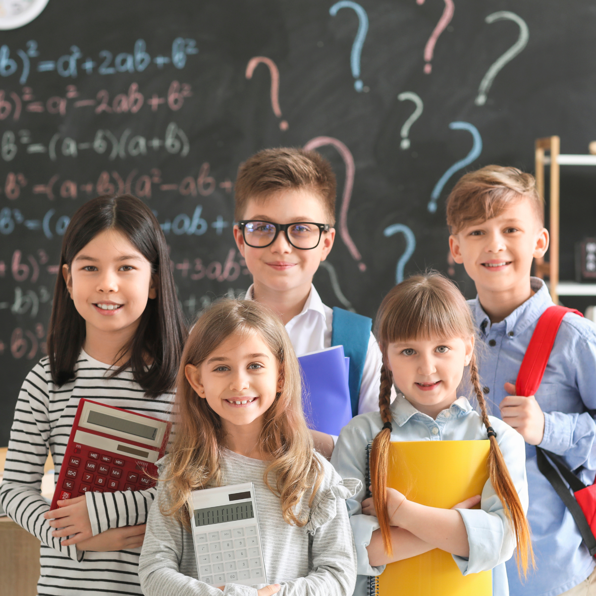 Een groep kinderen in een klaslokaal met schoolmaterialen, die mogelijk baat kunnen hebben bij auticoaching voor een betere ondersteuning bij autisme.